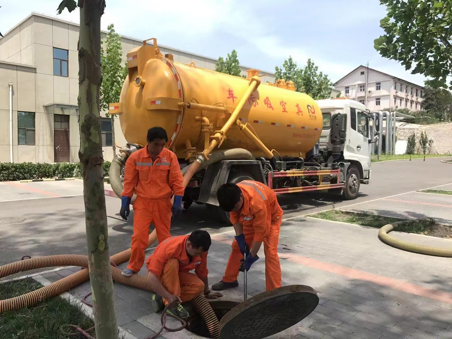 青原管道疏通车停在窨井附近