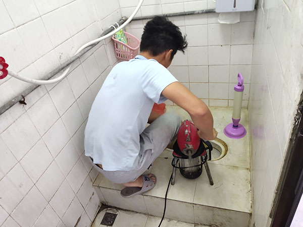 青原管道堵塞冒臭气 专业师傅现场解决问题