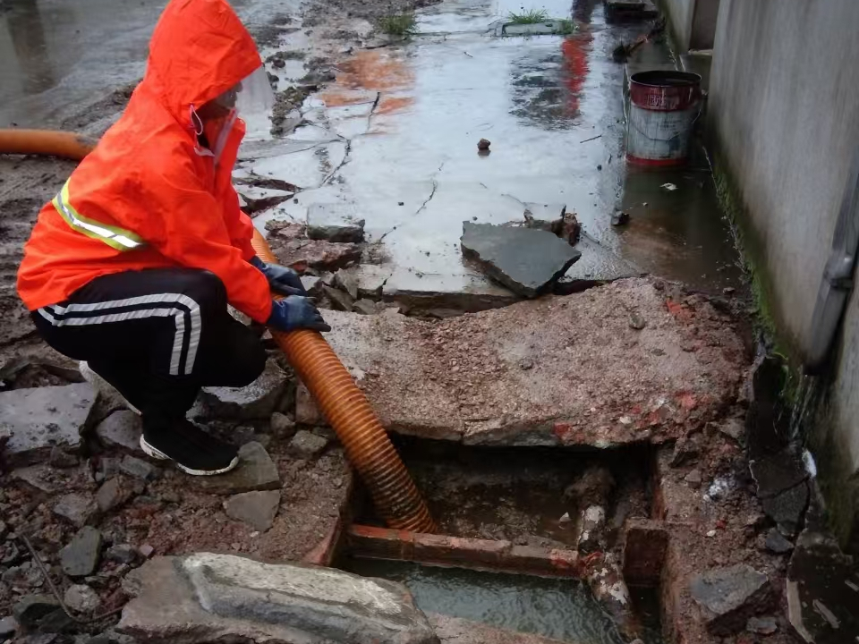 青原专业清理污水池 炜誉市政以规范流程守护城市 “肠道”