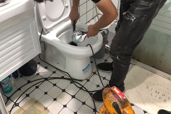 青原马桶堵塞自己疏通还是找师傅?专业上门服务让你省时更省心